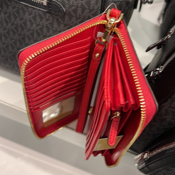 MICHAEL KORS
Leather Continental Wristlet Phone Case Wallet
Bright Red
NWT - Picture 15 of 16